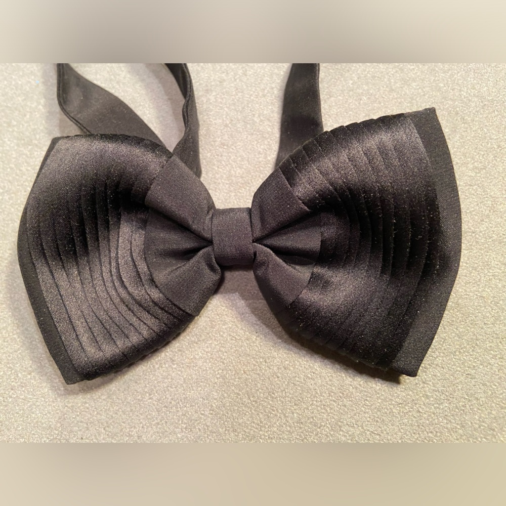 Mr Night Tie’M Vintage Black Bow Tie with Vertical‎ Pleats New in box